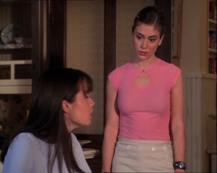 Charmed-Online-dot-net_121LoveHurts0804.jpg