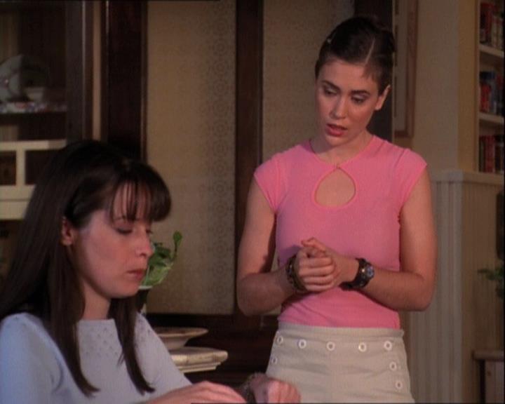 Charmed-Online-dot-net_121LoveHurts0817.jpg