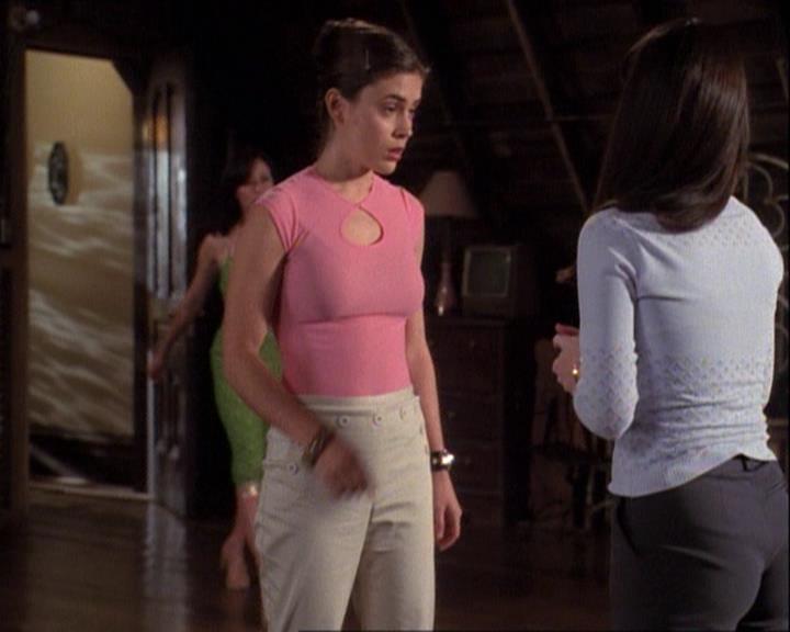 Charmed-Online-dot-net_121LoveHurts1021.jpg