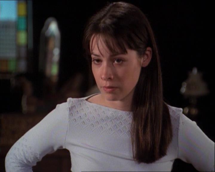 Charmed-Online-dot-net_121LoveHurts1038.jpg