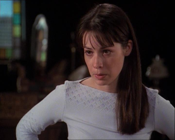 Charmed-Online-dot-net_121LoveHurts1039.jpg