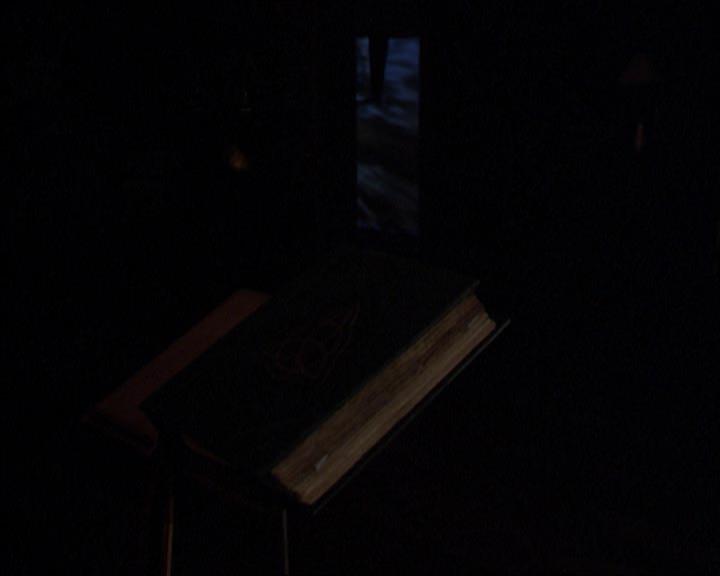Charmed-Online_dot_net-2x01WitchTrial0157.jpg