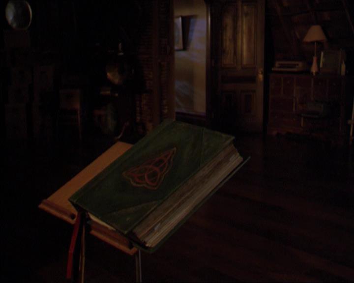 Charmed-Online_dot_net-2x01WitchTrial0160.jpg