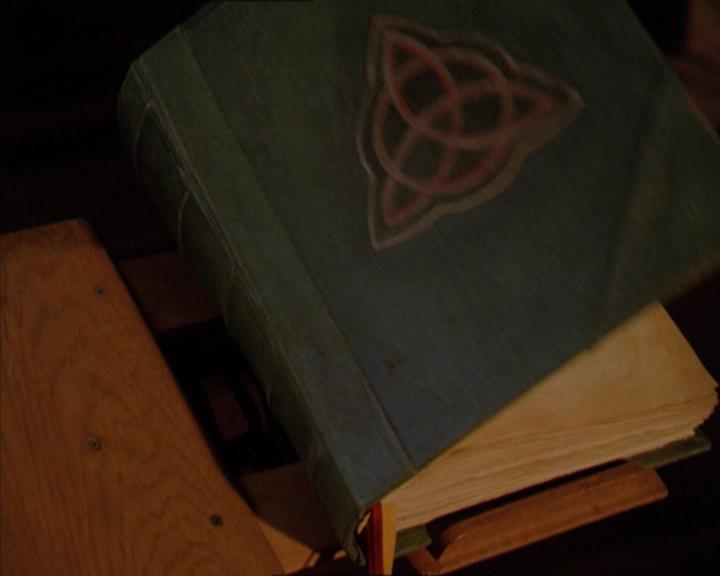 Charmed-Online_dot_net-2x01WitchTrial0161.jpg
