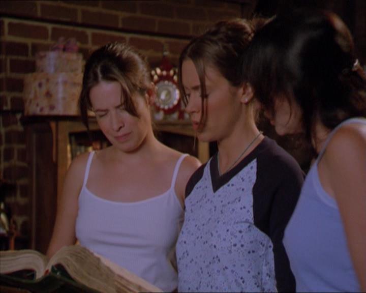 Charmed-Online_dot_net-2x01WitchTrial0185.jpg