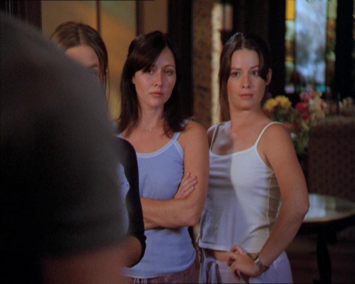 Charmed-Online_dot_net-2x01WitchTrial0406.jpg