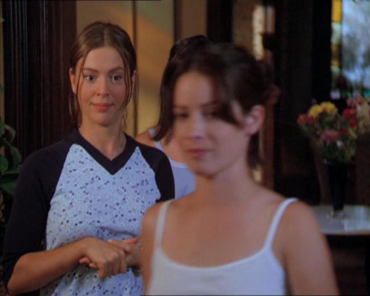 Charmed-Online_dot_net-2x01WitchTrial0410.jpg