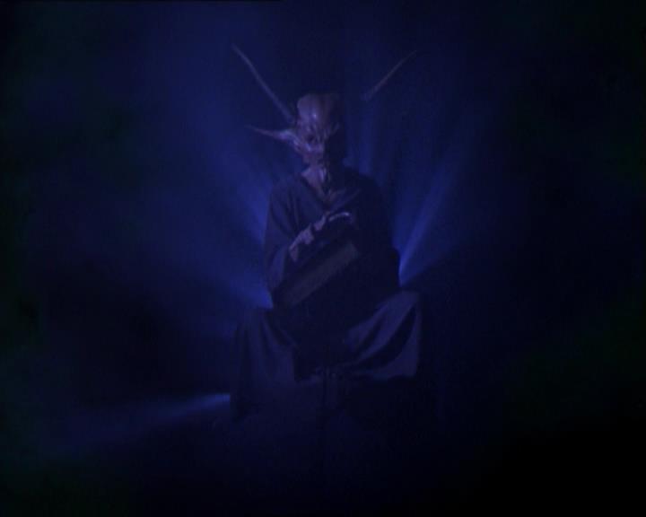 Charmed-Online_dot_net-2x01WitchTrial0441.jpg