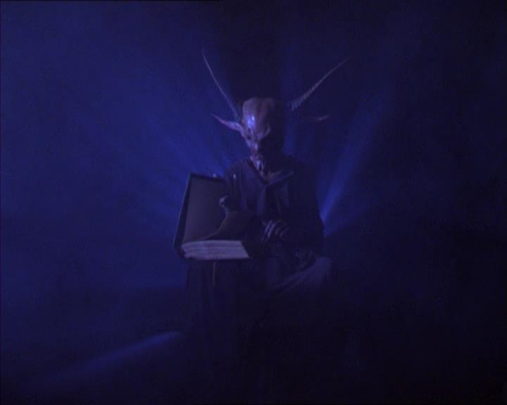 Charmed-Online_dot_net-2x01WitchTrial0445.jpg