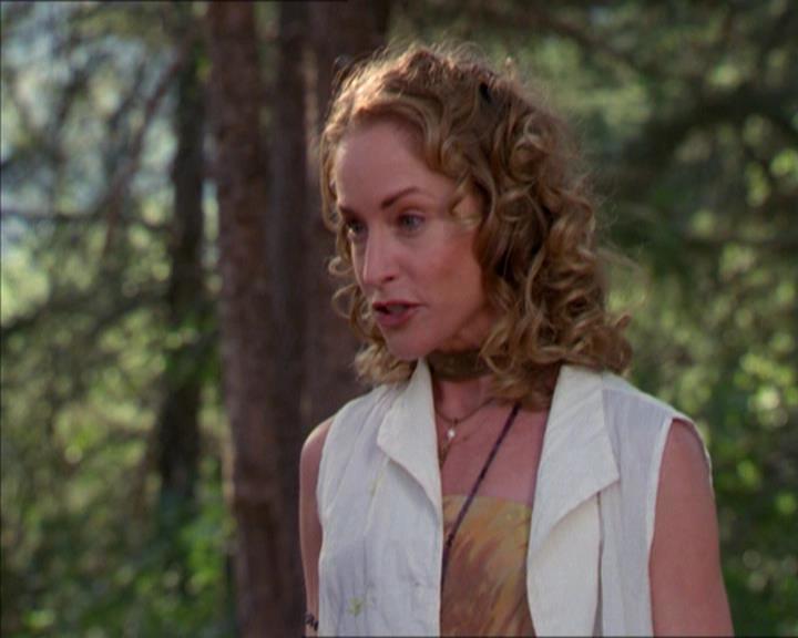 Charmed-Online_dot_net-2x01WitchTrial0528.jpg