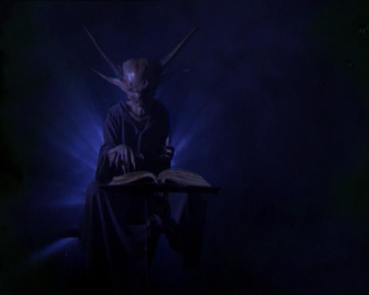Charmed-Online_dot_net-2x01WitchTrial0772.jpg