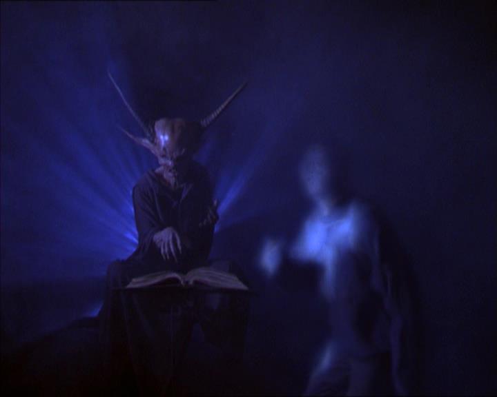 Charmed-Online_dot_net-2x01WitchTrial0779.jpg