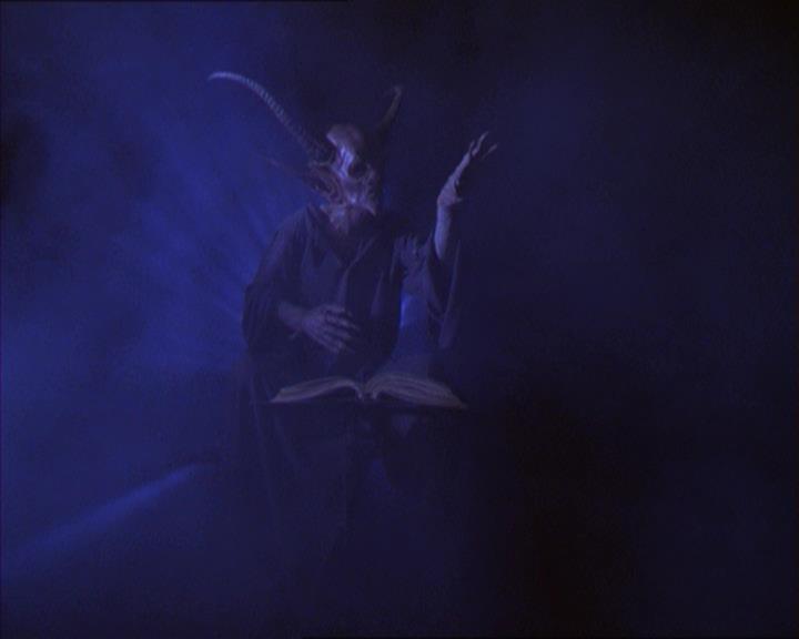 Charmed-Online_dot_net-2x01WitchTrial0791.jpg