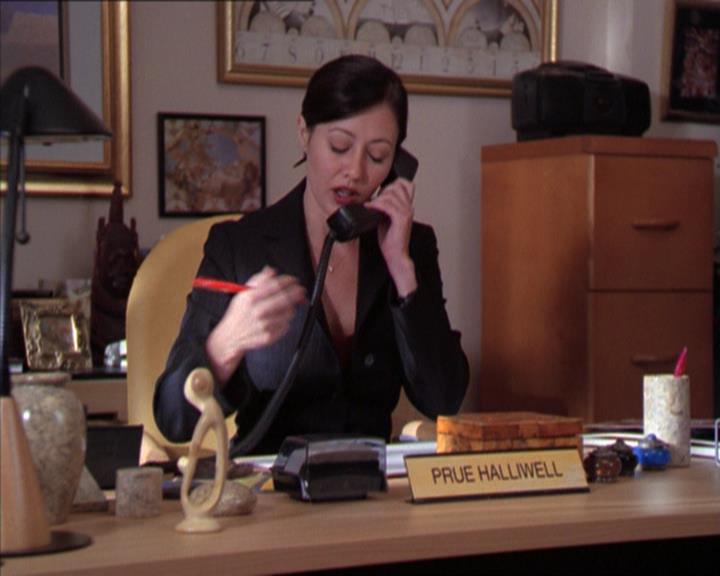Charmed-Online_dot_net-2x01WitchTrial0814.jpg