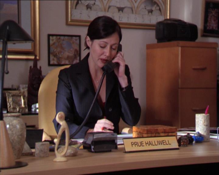 Charmed-Online_dot_net-2x01WitchTrial0816.jpg