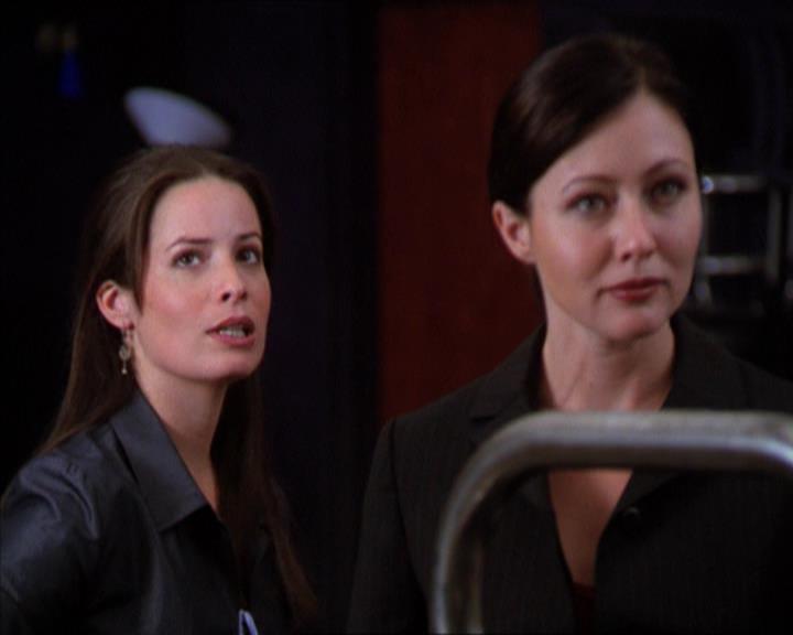 Charmed-Online_dot_net-2x01WitchTrial0937.jpg