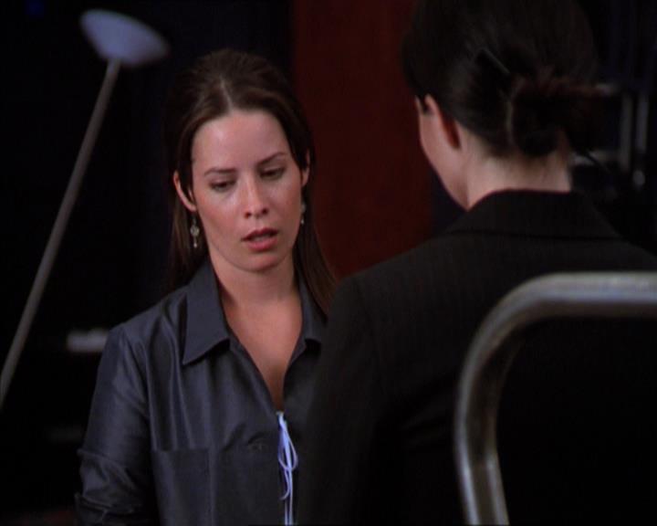 Charmed-Online_dot_net-2x01WitchTrial0953.jpg