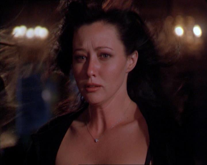 Charmed-Online_dot_net-2x01WitchTrial1872.jpg