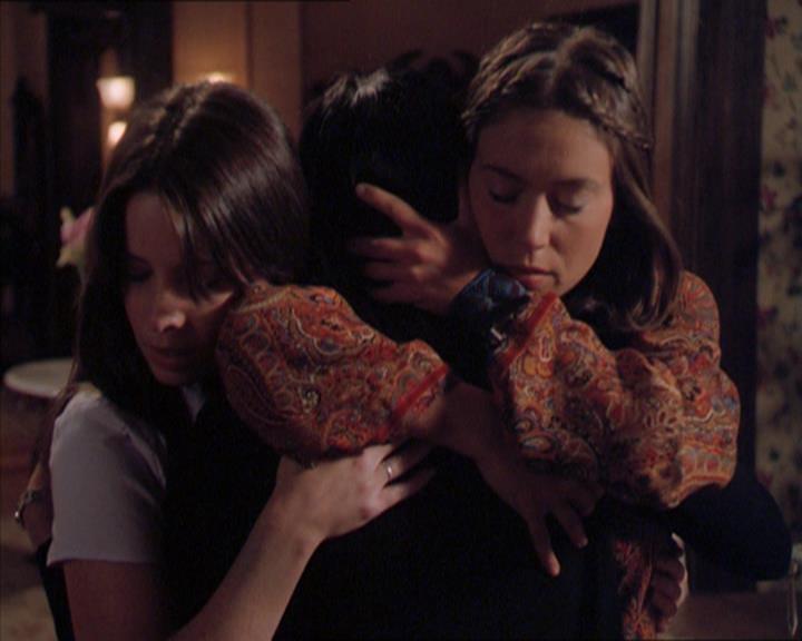 Charmed-Online_dot_net-2x01WitchTrial1996.jpg