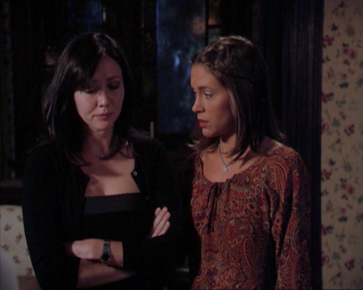 Charmed-Online_dot_net-2x01WitchTrial2081.jpg