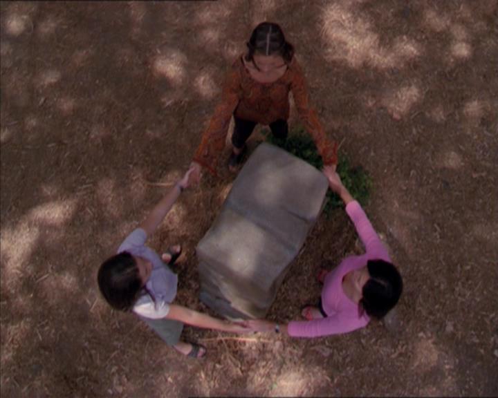 Charmed-Online_dot_net-2x01WitchTrial2098.jpg