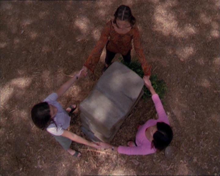 Charmed-Online_dot_net-2x01WitchTrial2100.jpg