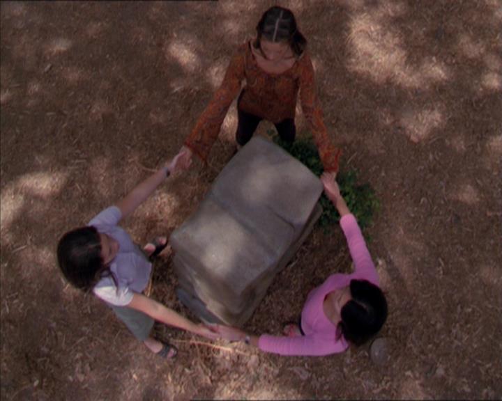 Charmed-Online_dot_net-2x01WitchTrial2101.jpg