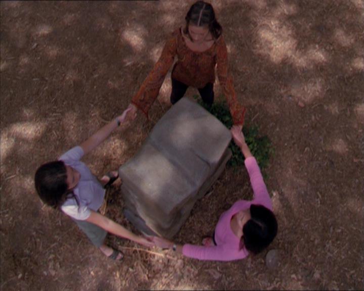 Charmed-Online_dot_net-2x01WitchTrial2102.jpg