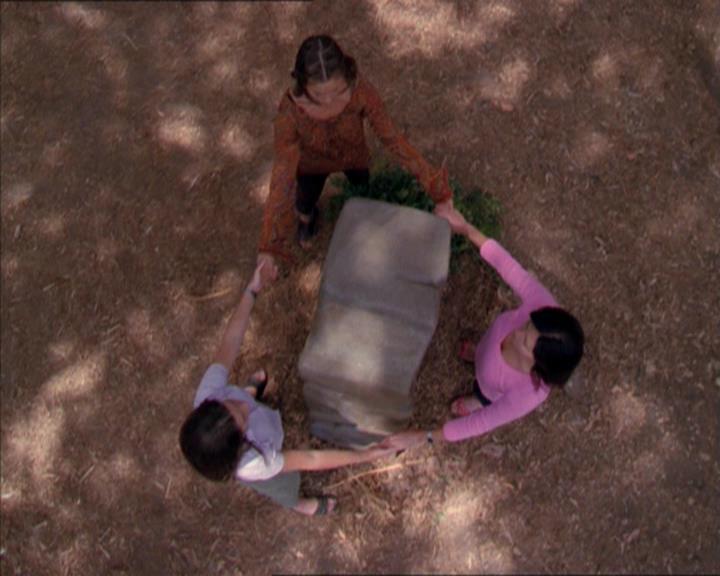 Charmed-Online_dot_net-2x01WitchTrial2127.jpg