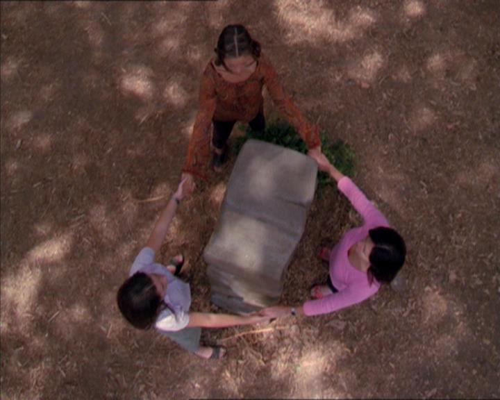 Charmed-Online_dot_net-2x01WitchTrial2131.jpg