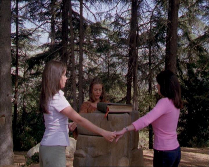 Charmed-Online_dot_net-2x01WitchTrial2141.jpg