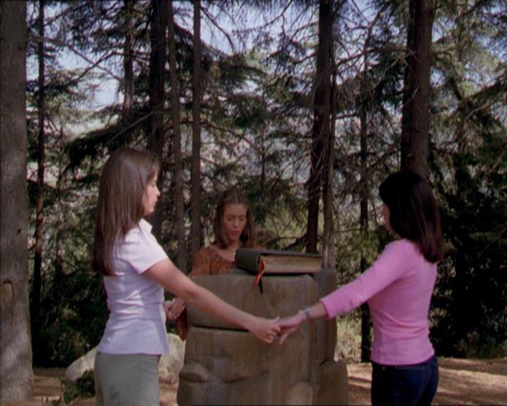 Charmed-Online_dot_net-2x01WitchTrial2142.jpg