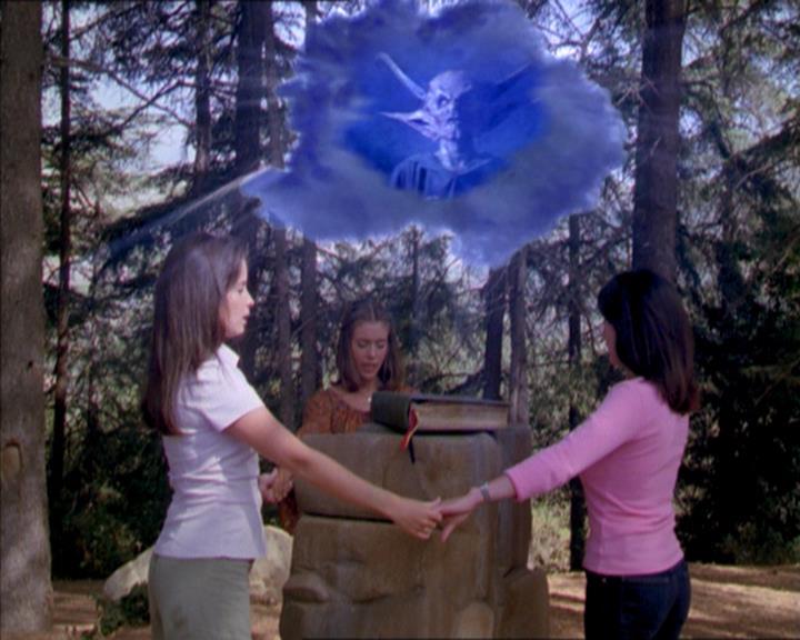 Charmed-Online_dot_net-2x01WitchTrial2145.jpg