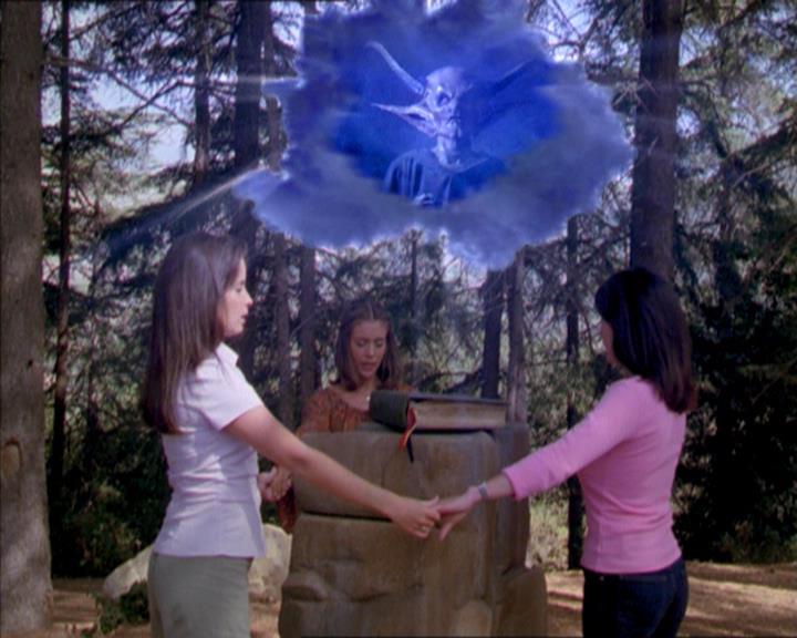 Charmed-Online_dot_net-2x01WitchTrial2146.jpg