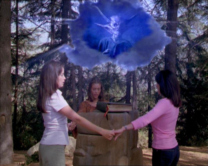 Charmed-Online_dot_net-2x01WitchTrial2147.jpg