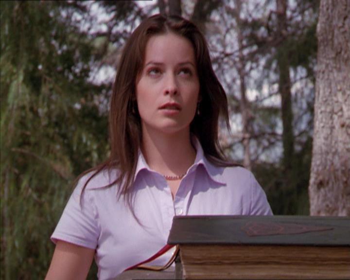 Charmed-Online_dot_net-2x01WitchTrial2150.jpg