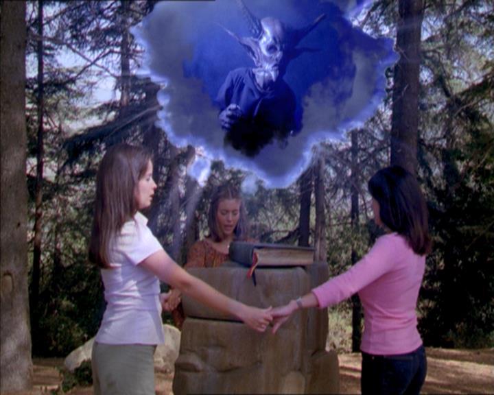 Charmed-Online_dot_net-2x01WitchTrial2153.jpg