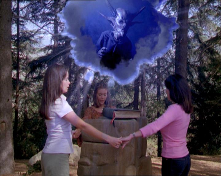 Charmed-Online_dot_net-2x01WitchTrial2154.jpg