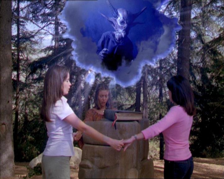 Charmed-Online_dot_net-2x01WitchTrial2156.jpg