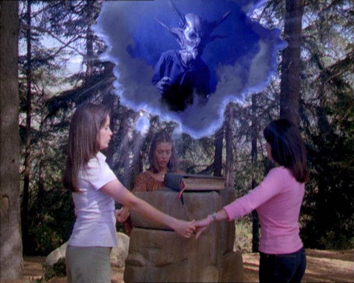 Charmed-Online_dot_net-2x01WitchTrial2157.jpg