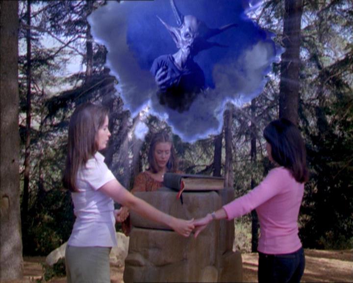 Charmed-Online_dot_net-2x01WitchTrial2161.jpg