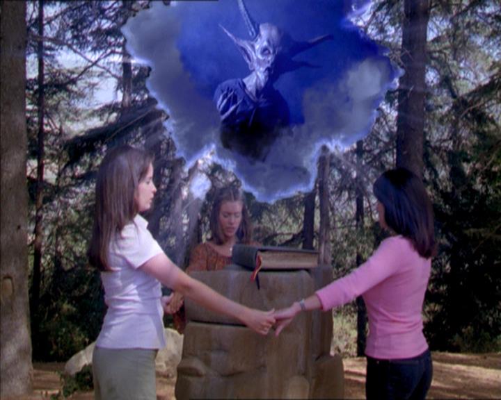 Charmed-Online_dot_net-2x01WitchTrial2162.jpg