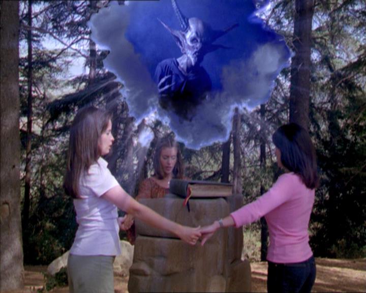 Charmed-Online_dot_net-2x01WitchTrial2163.jpg