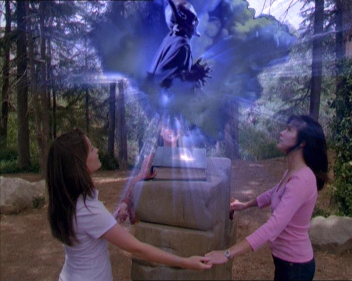 Charmed-Online_dot_net-2x01WitchTrial2176.jpg