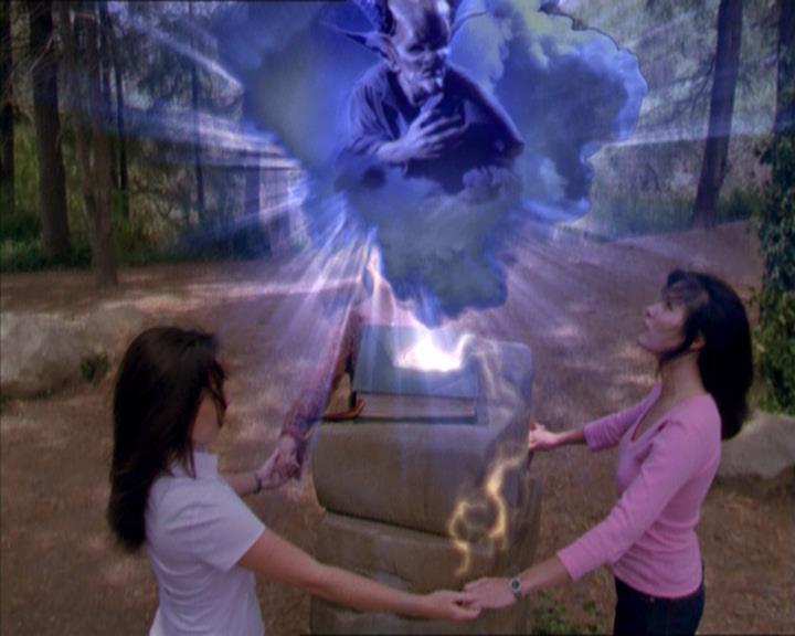 Charmed-Online_dot_net-2x01WitchTrial2178.jpg