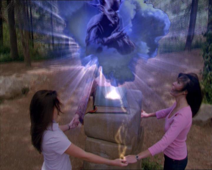 Charmed-Online_dot_net-2x01WitchTrial2180.jpg