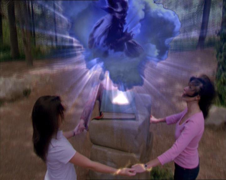 Charmed-Online_dot_net-2x01WitchTrial2181.jpg