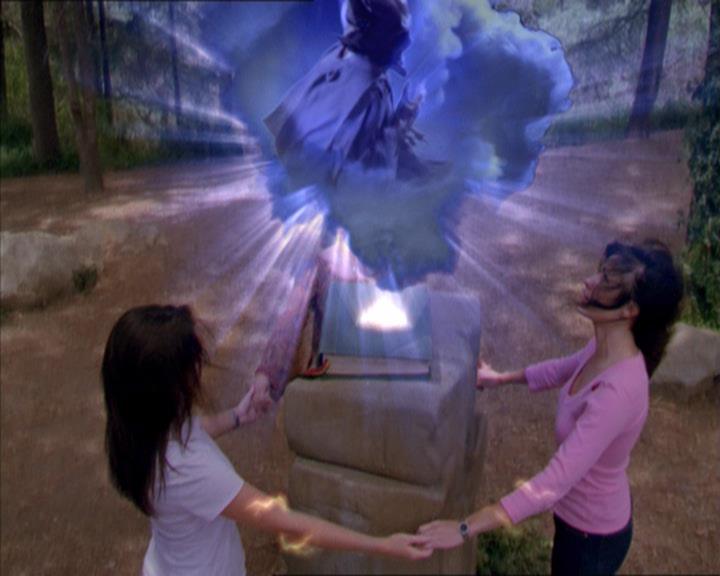 Charmed-Online_dot_net-2x01WitchTrial2182.jpg