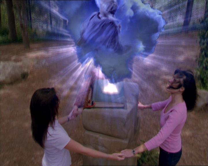 Charmed-Online_dot_net-2x01WitchTrial2183.jpg