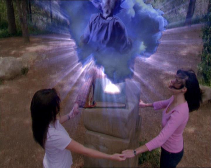 Charmed-Online_dot_net-2x01WitchTrial2184.jpg